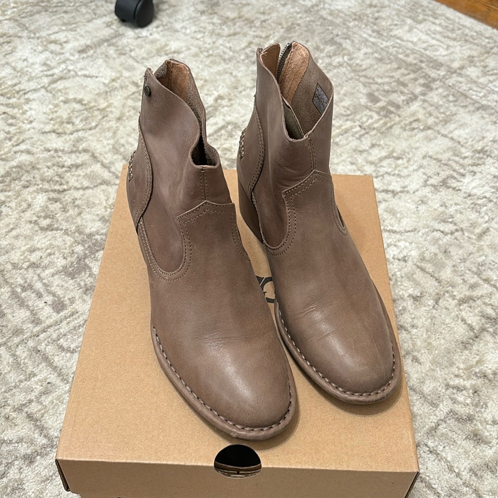 Ugg Bandara Ankle Boot Size 6
